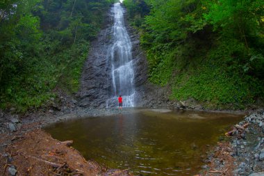 Çamlıhemşin yakınlarındaki Tar nehri şelalesinin yakın çekim görünümü, Rize, Türkiye