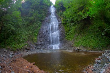 Çamlıhemşin yakınlarındaki Tar nehri şelalesinin yakın çekim görünümü, Rize, Türkiye