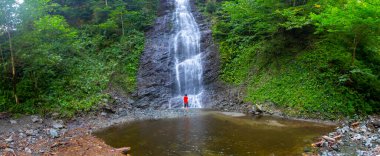 Çamlıhemşin yakınlarındaki Tar nehri şelalesinin yakın çekim görünümü, Rize, Türkiye