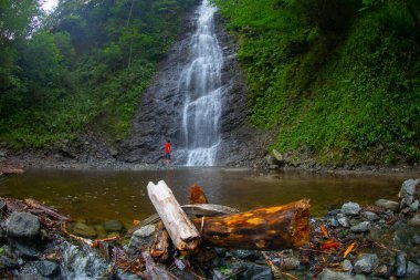 Çamlıhemşin yakınlarındaki Tar nehri şelalesinin yakın çekim görünümü, Rize, Türkiye