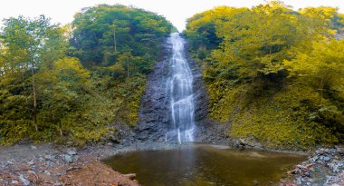 Çamlıhemşin yakınlarındaki Tar nehri şelalesinin yakın çekim görünümü, Rize, Türkiye
