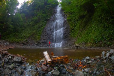 Çamlıhemşin yakınlarındaki Tar nehri şelalesinin yakın çekim görünümü, Rize, Türkiye