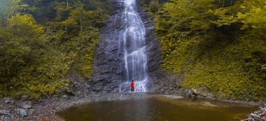 Çamlıhemşin yakınlarındaki Tar nehri şelalesinin yakın çekim görünümü, Rize, Türkiye