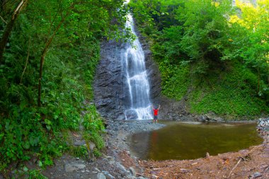 Çamlıhemşin yakınlarındaki Tar nehri şelalesinin yakın çekim görünümü, Rize, Türkiye