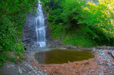 Çamlıhemşin yakınlarındaki Tar nehri şelalesinin yakın çekim görünümü, Rize, Türkiye