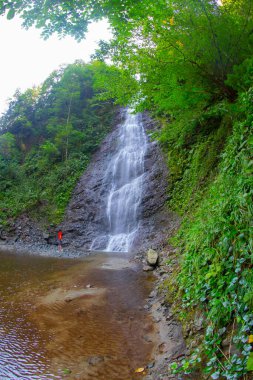 Çamlıhemşin yakınlarındaki Tar nehri şelalesinin yakın çekim görünümü, Rize, Türkiye