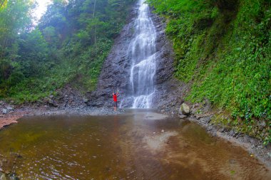 Çamlıhemşin yakınlarındaki Tar nehri şelalesinin yakın çekim görünümü, Rize, Türkiye