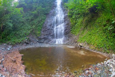 Çamlıhemşin yakınlarındaki Tar nehri şelalesinin yakın çekim görünümü, Rize, Türkiye
