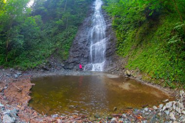 Çamlıhemşin yakınlarındaki Tar nehri şelalesinin yakın çekim görünümü, Rize, Türkiye