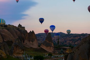 Renkli sıcak hava balonları önce denize indirmek içinde Göreme Milli Parkı, Kapadokya, Türkiye