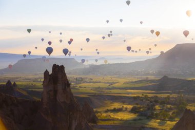 Renkli sıcak hava balonları önce denize indirmek içinde Göreme Milli Parkı, Kapadokya, Türkiye
