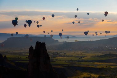 Renkli sıcak hava balonları önce denize indirmek içinde Göreme Milli Parkı, Kapadokya, Türkiye