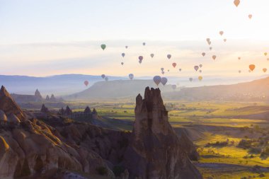 Renkli sıcak hava balonları önce denize indirmek içinde Göreme Milli Parkı, Kapadokya, Türkiye