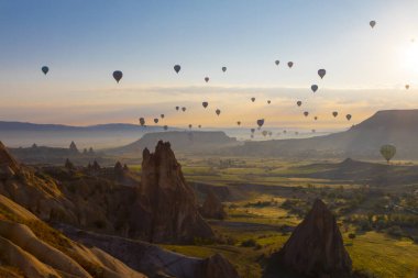 Renkli sıcak hava balonları önce denize indirmek içinde Göreme Milli Parkı, Kapadokya, Türkiye