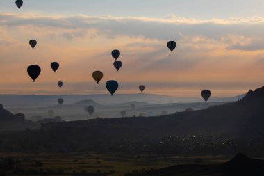 Renkli sıcak hava balonları önce denize indirmek içinde Göreme Milli Parkı, Kapadokya, Türkiye