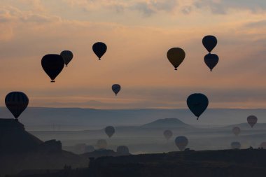 Renkli sıcak hava balonları önce denize indirmek içinde Göreme Milli Parkı, Kapadokya, Türkiye