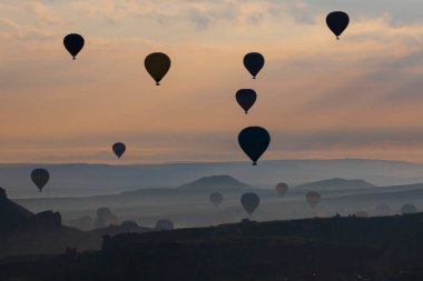 Renkli sıcak hava balonları önce denize indirmek içinde Göreme Milli Parkı, Kapadokya, Türkiye