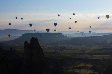 Renkli sıcak hava balonları önce denize indirmek içinde Göreme Milli Parkı, Kapadokya, Türkiye