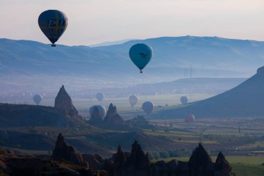 Renkli sıcak hava balonları önce denize indirmek içinde Göreme Milli Parkı, Kapadokya, Türkiye