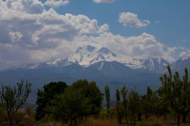 3.864 metre yüksekliğindeki Erciyes Dağı, Kapadokya 'nın en yüksek dağıdır. Bu bir volkan.. 