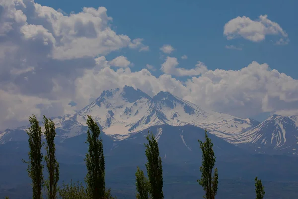 stock image Erciyes Mount with height of 3,864 metres is the highest mountain in Cappadocia and central Anatolia. It is a volcano. 