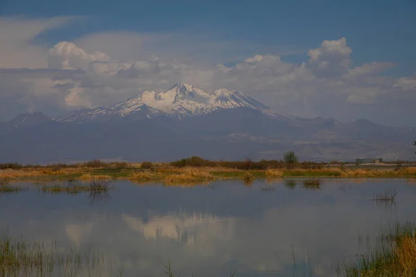 stock image Erciyes Mount with height of 3,864 metres is the highest mountain in Cappadocia and central Anatolia. It is a volcano. 