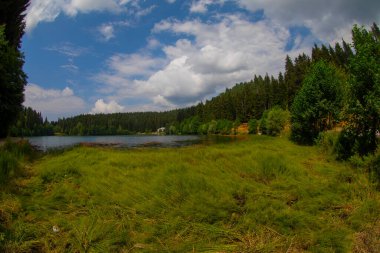 Savsat 'taki Karagol Gölü. Artvin, Türkiye. Göldeki ahşap iskele. Karagol 'da sonbahar manzarası. Gölü yansıtan güzel renkler ve manzara. Sahra Ulusal Parkı 'ndaki göl.