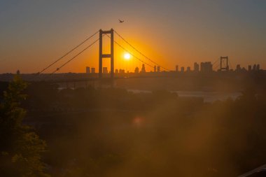 Günbatımında İstanbul Boğazı 'nın muhteşem panoramik manzarası. İstanbul Boğaz Köprüsü (15 Temmuz Şehitler Köprüsü. Türkçe: 15 Temmuz Sehitler Koprusu). Güzel peyzaj Türkiye.