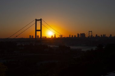 Günbatımında İstanbul Boğazı 'nın muhteşem panoramik manzarası. İstanbul Boğaz Köprüsü (15 Temmuz Şehitler Köprüsü. Türkçe: 15 Temmuz Sehitler Koprusu). Güzel peyzaj Türkiye.