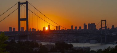 Günbatımında İstanbul Boğazı 'nın muhteşem panoramik manzarası. İstanbul Boğaz Köprüsü (15 Temmuz Şehitler Köprüsü. Türkçe: 15 Temmuz Sehitler Koprusu). Güzel peyzaj Türkiye.