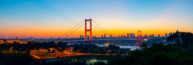 Günbatımında İstanbul Boğazı 'nın muhteşem panoramik manzarası. İstanbul Boğaz Köprüsü (15 Temmuz Şehitler Köprüsü. Türkçe: 15 Temmuz Sehitler Koprusu). Güzel peyzaj Türkiye.