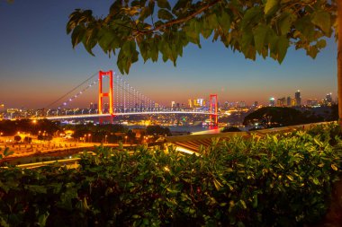 Günbatımında İstanbul Boğazı 'nın muhteşem panoramik manzarası. İstanbul Boğaz Köprüsü (15 Temmuz Şehitler Köprüsü. Türkçe: 15 Temmuz Sehitler Koprusu). Güzel peyzaj Türkiye.