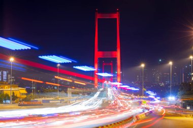 Günbatımında İstanbul Boğazı 'nın muhteşem panoramik manzarası. İstanbul Boğaz Köprüsü (15 Temmuz Şehitler Köprüsü. Türkçe: 15 Temmuz Sehitler Koprusu). Güzel peyzaj Türkiye.