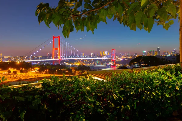 日落时伊斯坦布尔博斯普鲁斯城的壮观全景 伊斯坦布尔博斯普鲁斯桥 7月15日 土耳其文 Temmuz Sehitler Koprusu 美丽的风景土耳其 — 图库照片