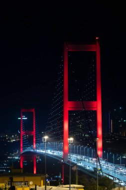 Günbatımında İstanbul Boğazı 'nın muhteşem panoramik manzarası. İstanbul Boğaz Köprüsü (15 Temmuz Şehitler Köprüsü. Türkçe: 15 Temmuz Sehitler Koprusu). Güzel peyzaj Türkiye.