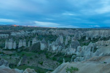 Kapadokya 'nın Goreme köyü yakınlarındaki Aşk Vadisi' nin panoramik manzarası