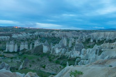 Kapadokya 'nın Goreme köyü yakınlarındaki Aşk Vadisi' nin panoramik manzarası