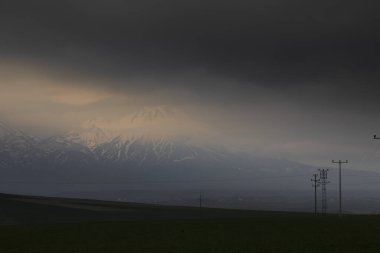 Türkiye 'nin Aksaray ilçesine bağlı Hasan Dağı, ülkenin en büyük dağlarından biridir. Tepesi 3268 olan volkanik bir dağ.