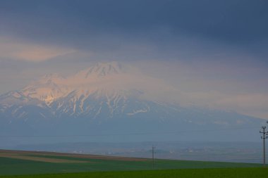 Türkiye 'nin Aksaray ilçesine bağlı Hasan Dağı, ülkenin en büyük dağlarından biridir. Tepesi 3268 olan volkanik bir dağ.