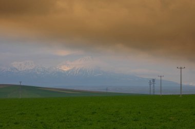 Türkiye 'nin Aksaray ilçesine bağlı Hasan Dağı, ülkenin en büyük dağlarından biridir. Tepesi 3268 olan volkanik bir dağ.