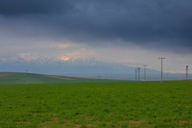 Türkiye 'nin Aksaray ilçesine bağlı Hasan Dağı, ülkenin en büyük dağlarından biridir. Tepesi 3268 olan volkanik bir dağ.