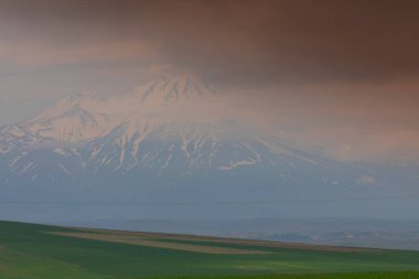 Türkiye 'nin Aksaray ilçesine bağlı Hasan Dağı, ülkenin en büyük dağlarından biridir. Tepesi 3268 olan volkanik bir dağ.
