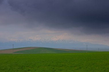 Türkiye 'nin Aksaray ilçesine bağlı Hasan Dağı, ülkenin en büyük dağlarından biridir. Tepesi 3268 olan volkanik bir dağ.
