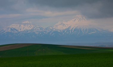 Türkiye 'nin Aksaray ilçesine bağlı Hasan Dağı, ülkenin en büyük dağlarından biridir. Tepesi 3268 olan volkanik bir dağ.