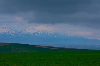 Türkiye 'nin Aksaray ilçesine bağlı Hasan Dağı, ülkenin en büyük dağlarından biridir. Tepesi 3268 olan volkanik bir dağ.
