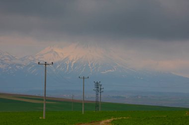 Türkiye 'nin Aksaray ilçesine bağlı Hasan Dağı, ülkenin en büyük dağlarından biridir. Tepesi 3268 olan volkanik bir dağ.
