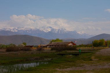 Sultan Sazl Milli Parkı bir kuş cennetidir. Türkiye 'de ünlü bir turistik bölge olan Kayseri' dir. Manzarada arka planda sazlıklar ve Erciyes dağı arasında tahta bir yol var..
