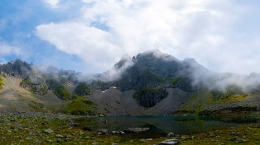 Karadeniz bölgesindeki İnanılmaz Avusor (Dobecelezane Gölü) dağ gölü. Bu inanılmaz göl Avusor dağlarından yürüyerek 1.5 saat uzaklıkta ve her zaman yokuş yukarı..