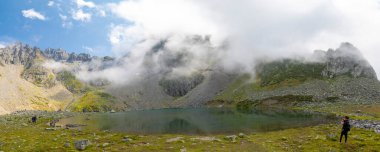 Karadeniz bölgesindeki İnanılmaz Avusor (Dobecelezane Gölü) dağ gölü. Bu inanılmaz göl Avusor dağlarından yürüyerek 1.5 saat uzaklıkta ve her zaman yokuş yukarı..