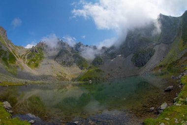 Karadeniz bölgesindeki İnanılmaz Avusor (Dobecelezane Gölü) dağ gölü. Bu inanılmaz göl Avusor dağlarından yürüyerek 1.5 saat uzaklıkta ve her zaman yokuş yukarı..